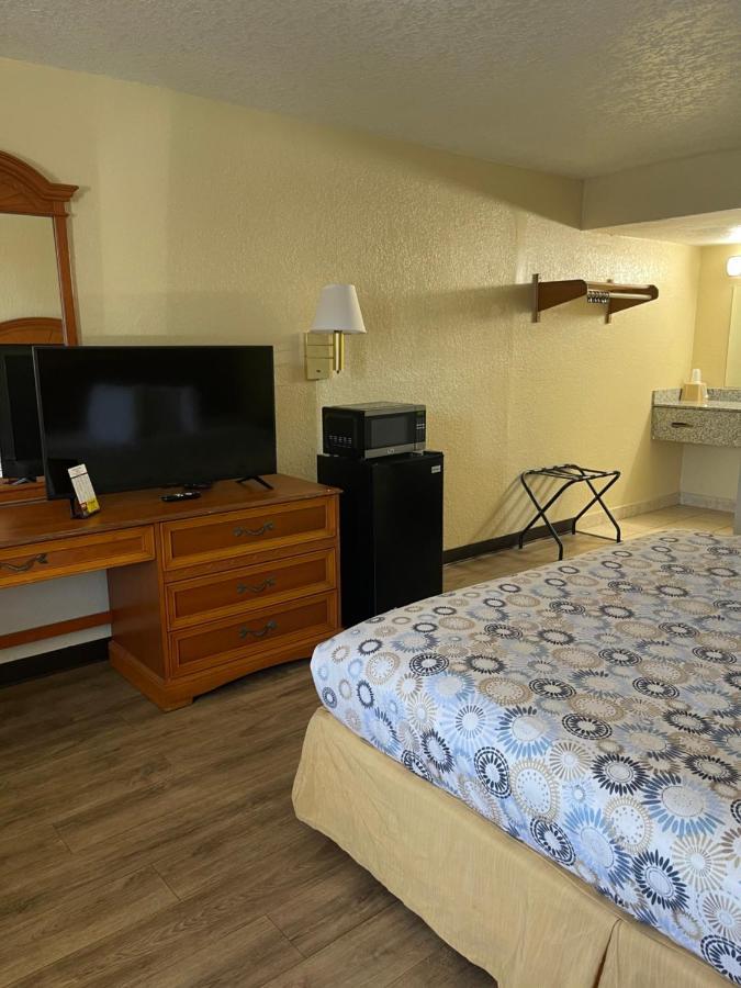 Hole Inn The Wall Hotel - Fort Walton Beach - Sunset Plaza - Nearby Beaches & Hurlburt Extérieur photo