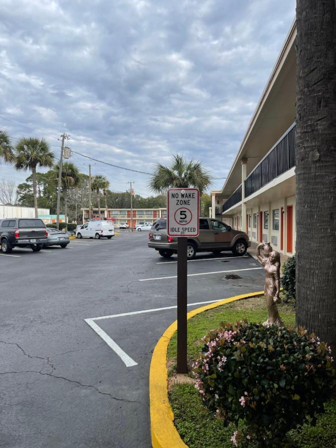 Hole Inn The Wall Hotel - Fort Walton Beach - Sunset Plaza - Nearby Beaches & Hurlburt Extérieur photo