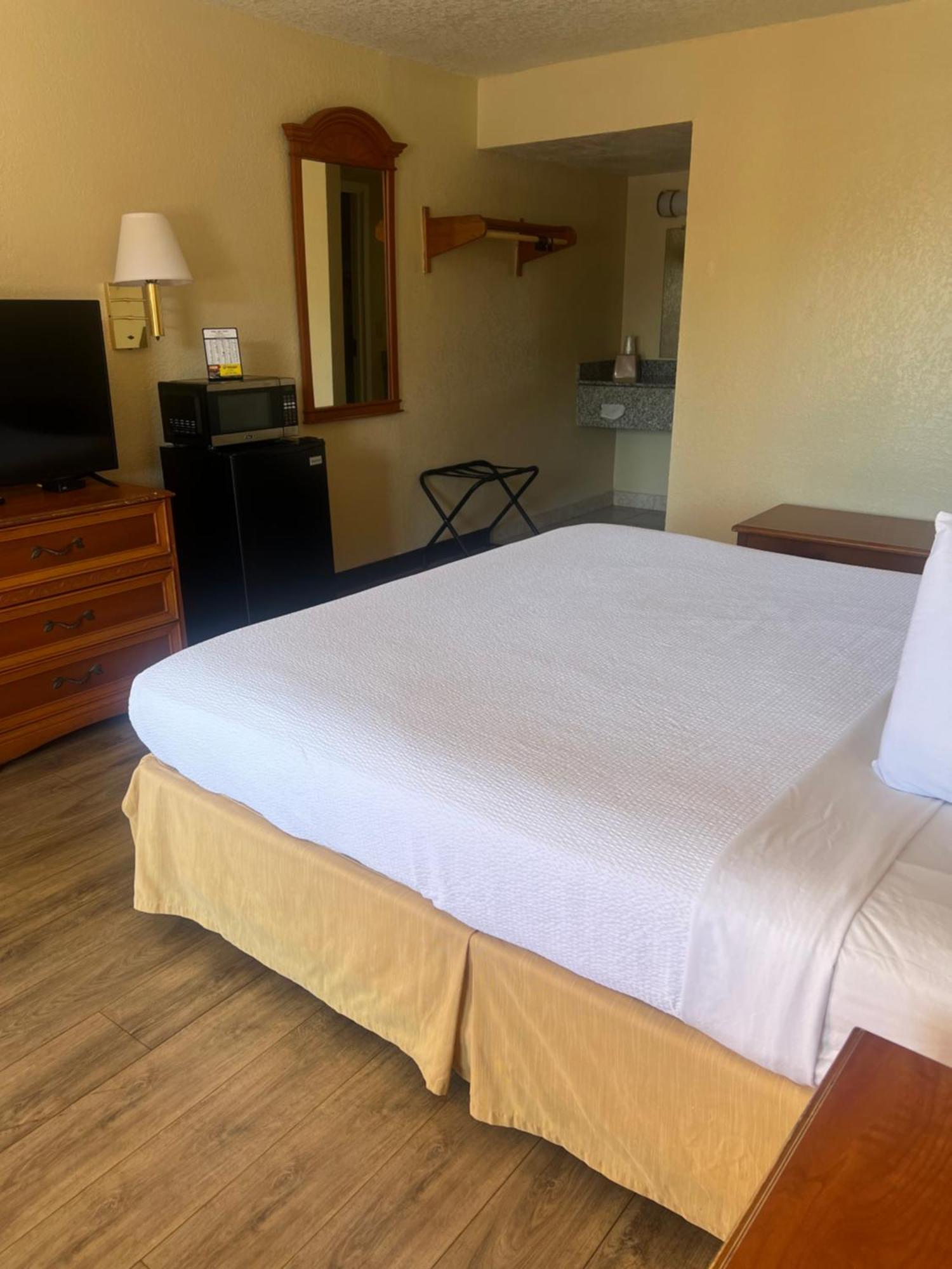 Hole Inn The Wall Hotel - Fort Walton Beach - Sunset Plaza - Nearby Beaches & Hurlburt Extérieur photo