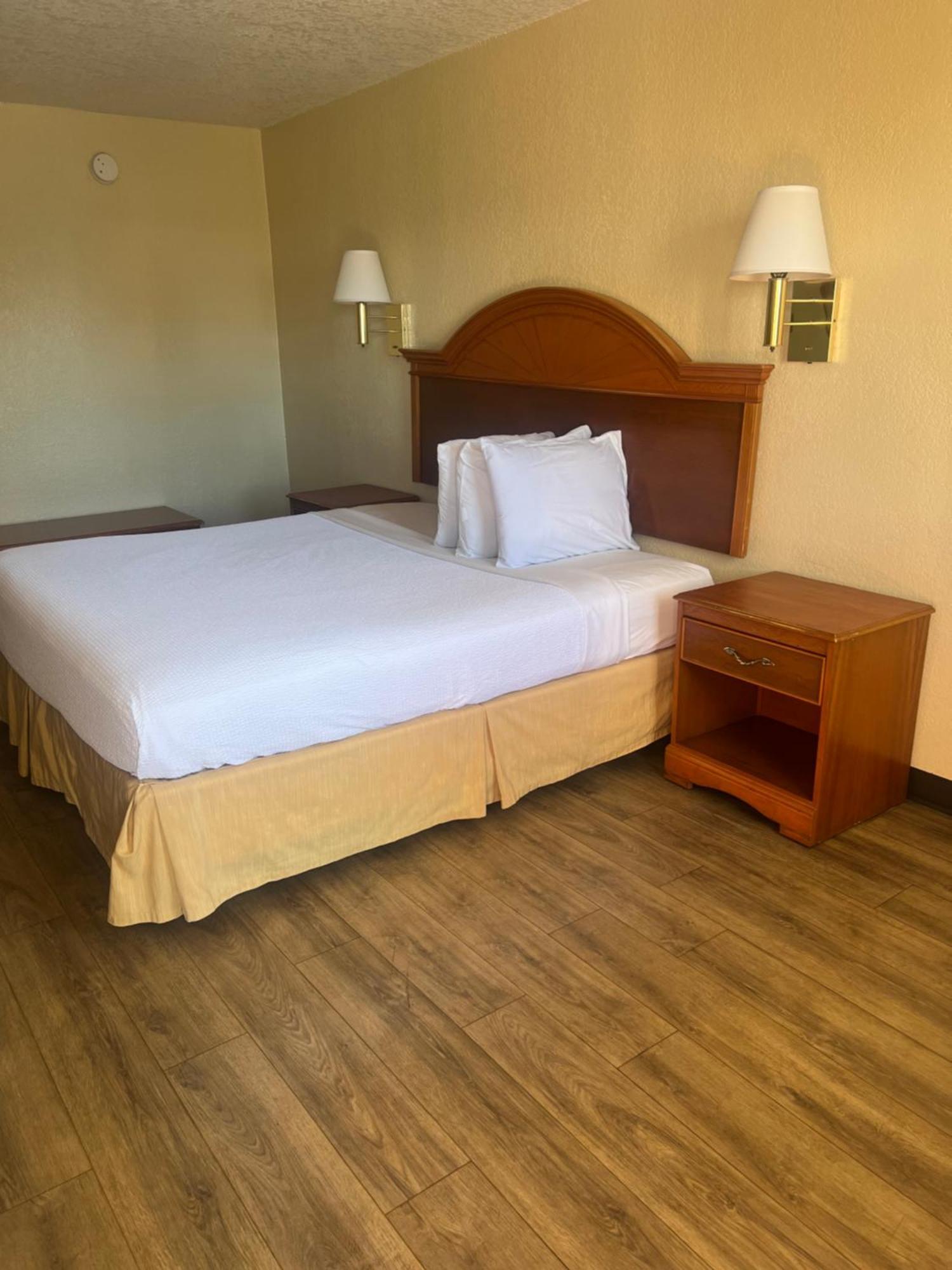 Hole Inn The Wall Hotel - Fort Walton Beach - Sunset Plaza - Nearby Beaches & Hurlburt Extérieur photo