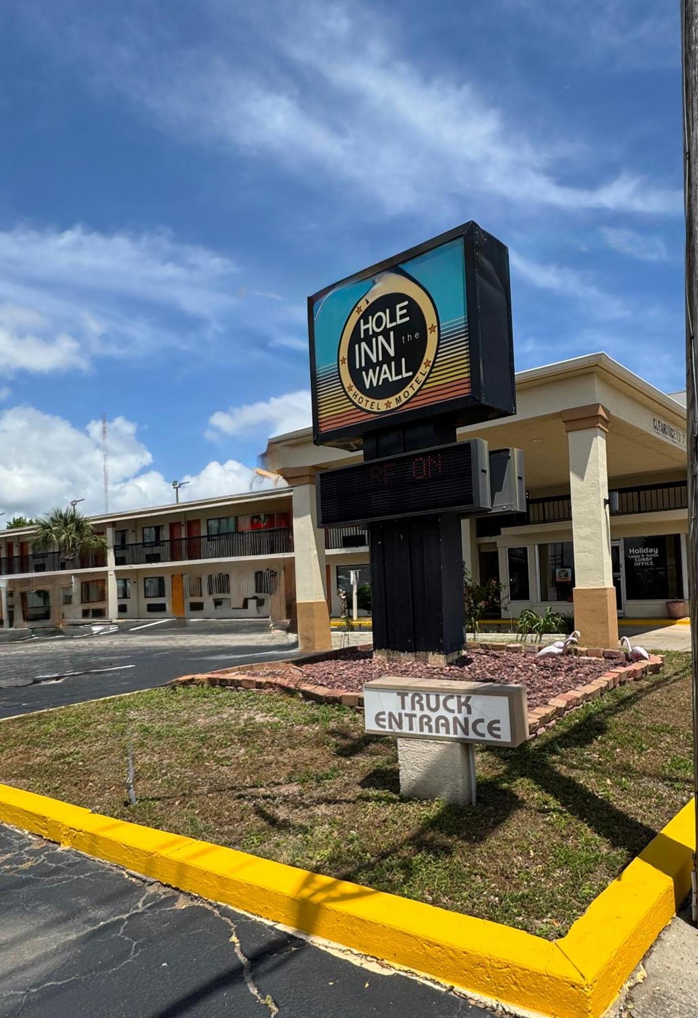 Hole Inn The Wall Hotel - Fort Walton Beach - Sunset Plaza - Nearby Beaches & Hurlburt Extérieur photo